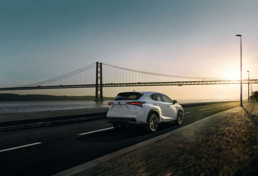  Lexus NX300h Sport 2018 года  (EU) (фото 2 из 7)